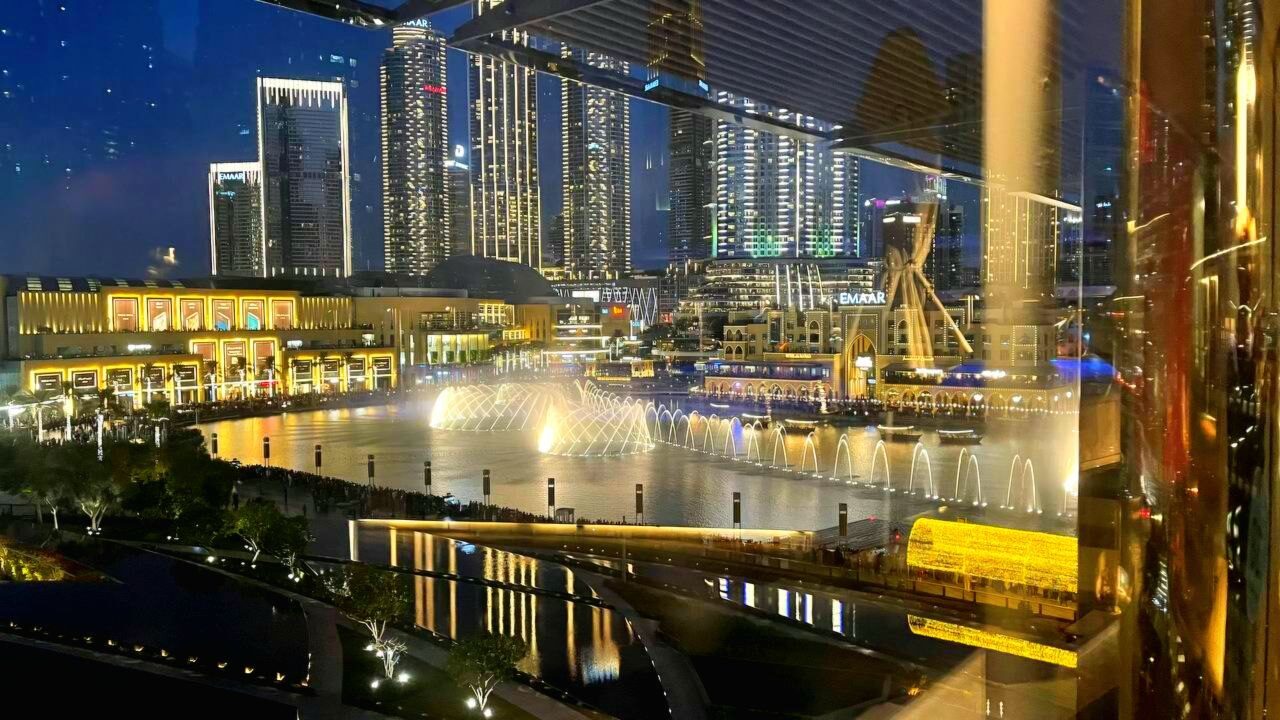 Beeindruckendes Wasserspiel im Dubai Mall bei Abendlicht – Lichter und Musik sorgen für spektakuläre Show.