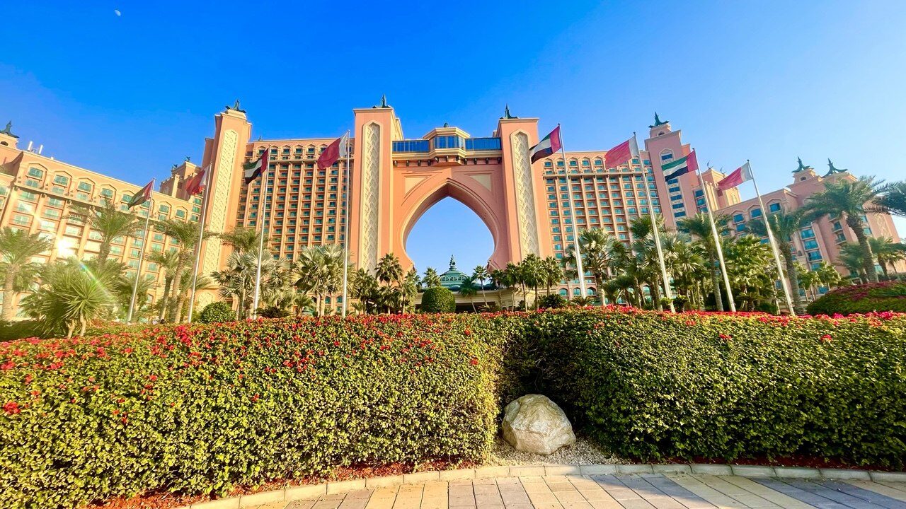 Atlantis Hotel auf der künstlichen Insel Palm Jumeirah in Dubai – luxuriöses Wahrzeichen und Freizeitparadies.