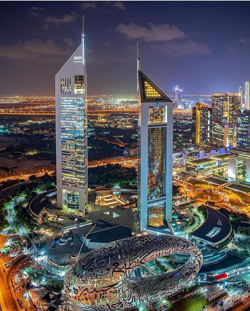 Jumeirah Emirates Towers mit Blick auf das futuristische Museum, die Scheich-Zayed-Straße und den Burj Khalifa in Dubai.