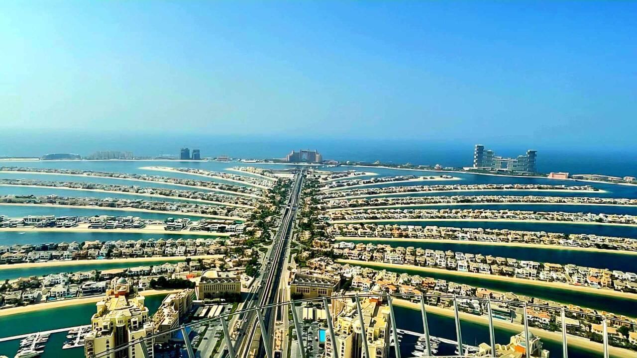 Die künstliche Insel Palm Jumeirah in Dubai – beeindruckende Architektur und luxuriöse Palmenanlagen.