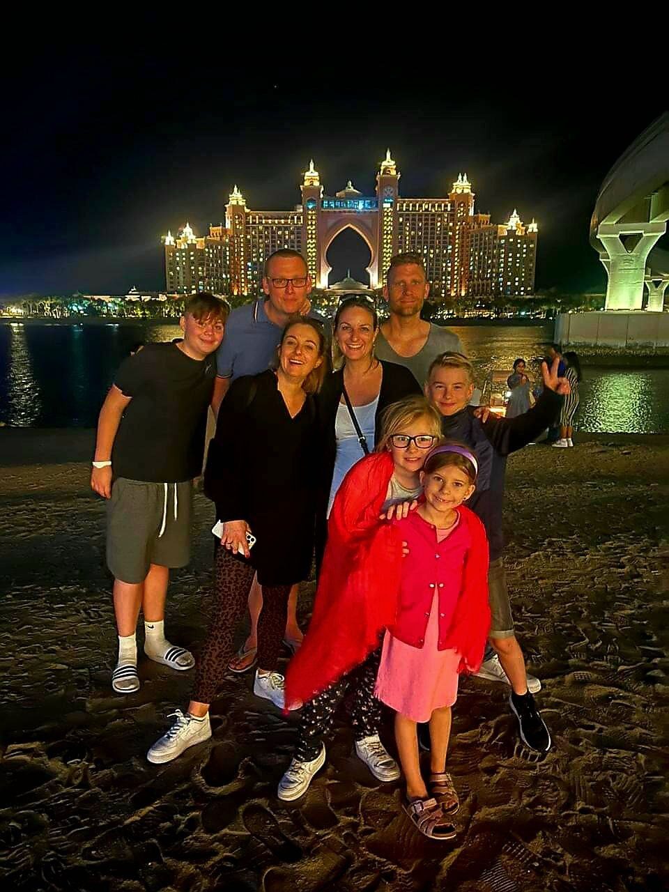 Atlantis Hotel Dubai bei Abendlicht – beeindruckende Architektur und funkelnde Lichter am Wasser.