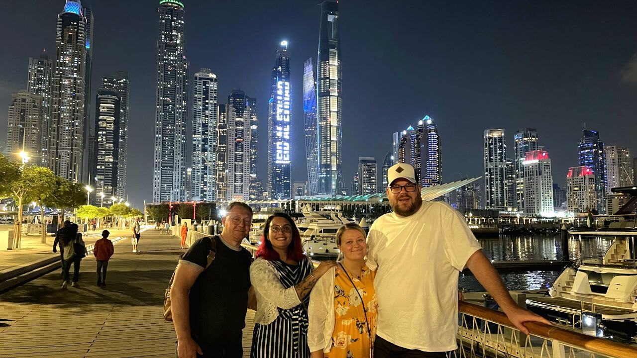 Die Dubai Marina am Abend – beeindruckende Skyline, glitzernde Wasserwege und lebhafte Atmosphäre.