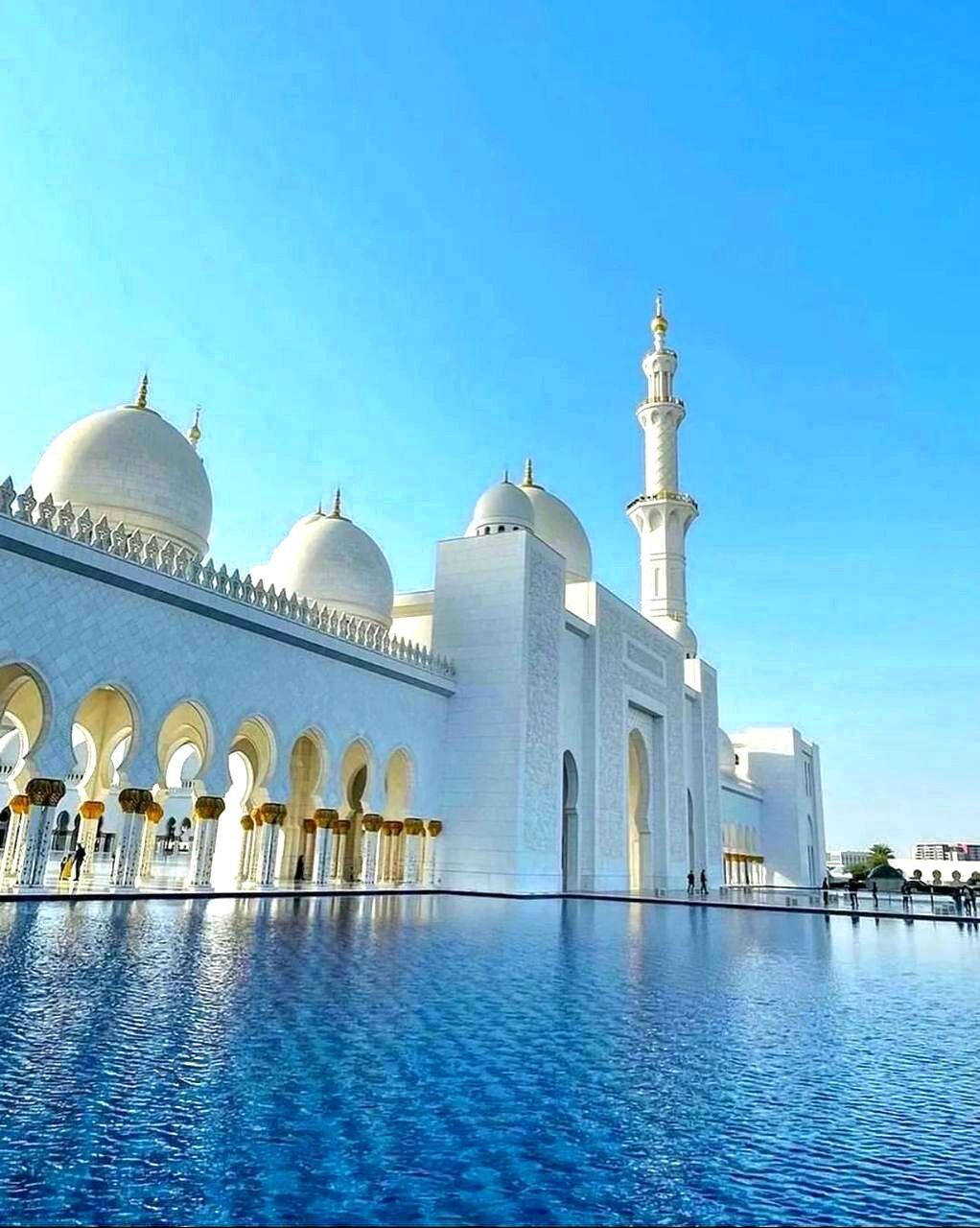 Insgesamt 10 rechteckige Becken umgeben die Moschee und sind in verschiedenen Blautönen gefliest. Knapp 7.000 Quadratmeter Wasser haucht der Architektur Frische und Leben ein und kühlt den hellen Schimmer des weißen Marmors.