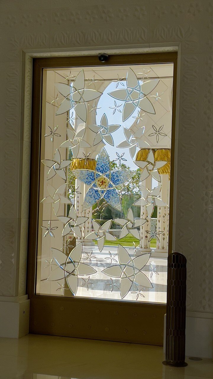 Die Glastüren der Moschee bestehen aus drei Scheiben italienischem Muranoglas