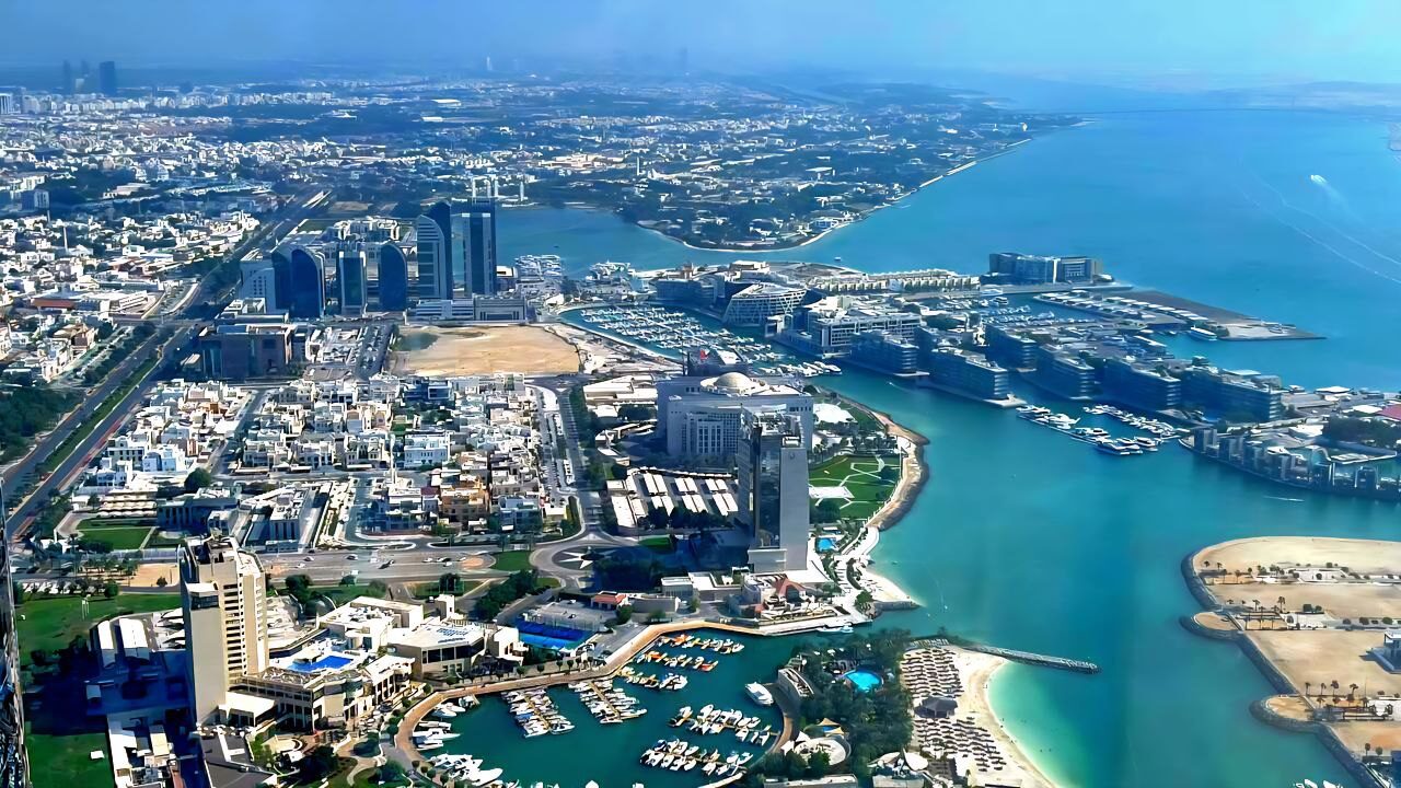 Abu Dhabi von oben – spektakulärer Blick von der Aussichtsplattform über die Stadt.
