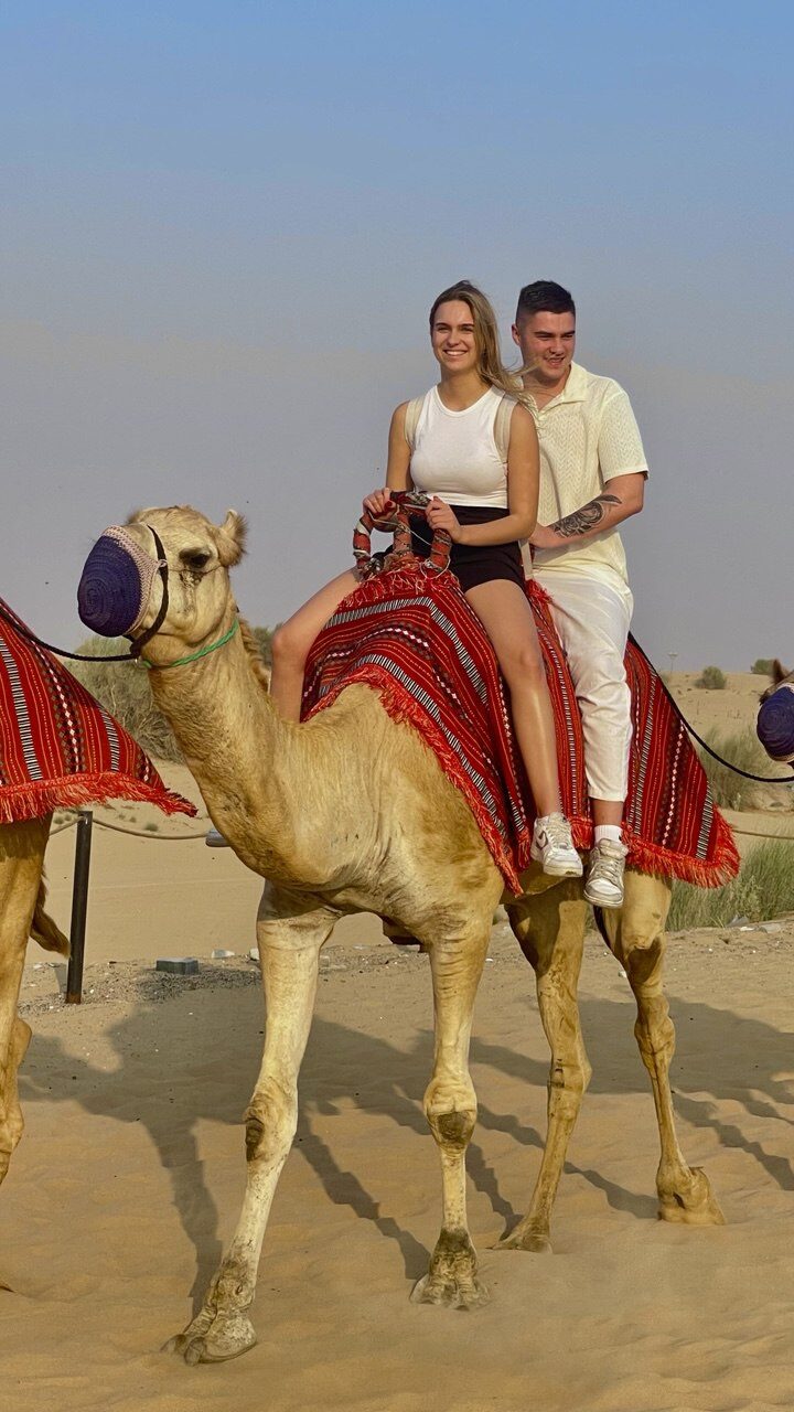 Kamelritt bei der Wüstensafari in Abu Dhabi – traditionelles Erlebnis in den Dünen.