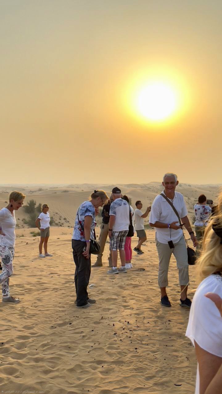 Sonnenuntergangsmoment bei der Wüstensafari in Dubai – unvergesslicher Blick auf die goldenen Dünen, perfekte Fotokulisse und Highlight jeder Desert Safari Tour in den VAE.