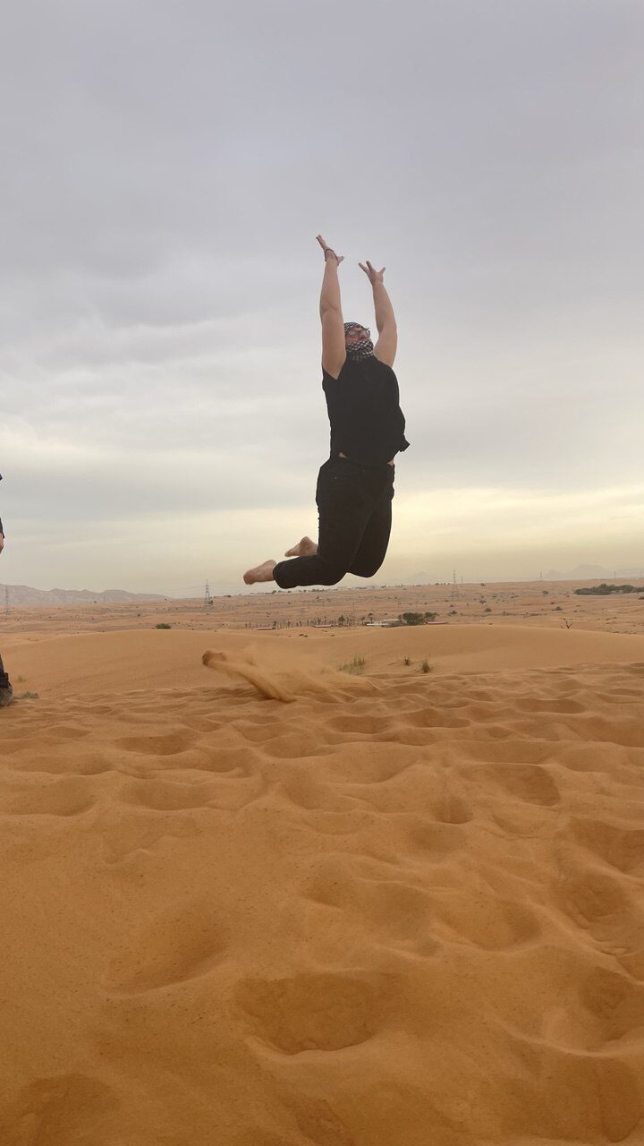 Sonnenuntergang in der Wüste Abu Dhabis – perfektes Fotomotiv in den Dünen.