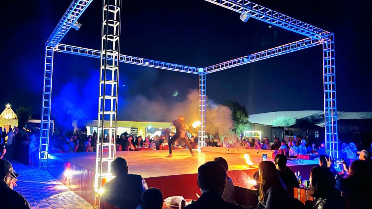 Feuershow-Aufführung – spektakulente Unterhaltung bei der Wüstensafari in Abu Dhabi.