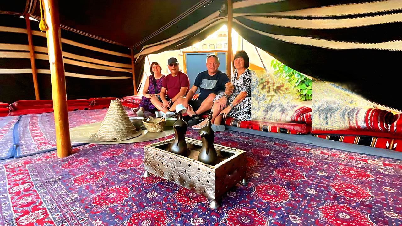 Kaffee trinken in einem Zelt im historischen Bastakiya-Viertel in Dubai.i