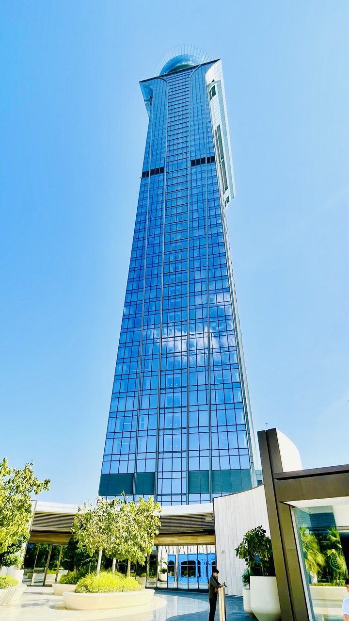 ChatGPT said: The Palm Tower – auf einer Höhe von 240 m auf der Insel Palm Jumeirah, Dubai, beeindruckendes Wahrzeichen und beliebtes Touristenziel in den VAE mit Panoramablick auf die Stadt und das Meer.