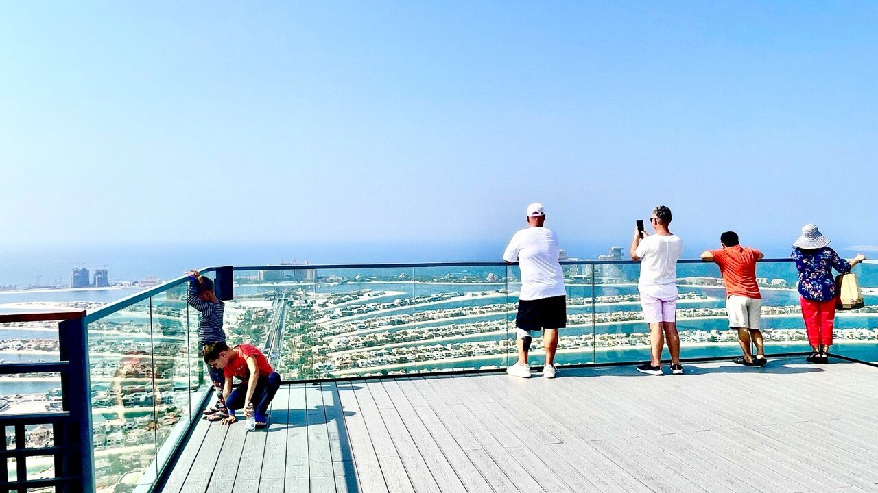 360°-Aussichtsplattform auf Palm Jumeirah – atemberaubender Blick auf die Insel, den Arabischen Golf und Dubais Skyline, beliebtes Touristenziel in den VAE.