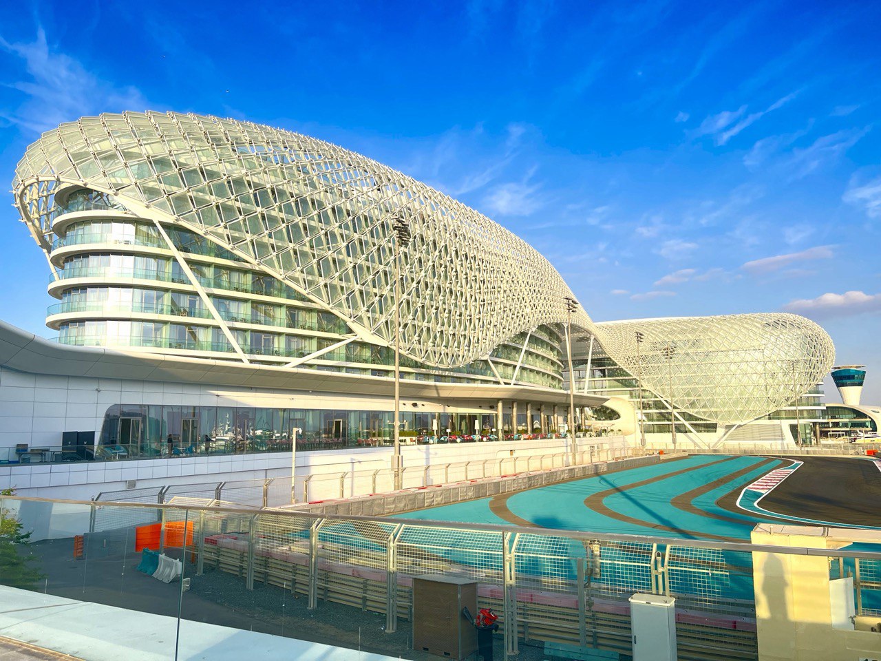 Das W Hotel liegt direkt an der berühmten Formel-1-Strecke auf der Yas-Insel in Abu Dhabi und begeistert mit seinem modernen, futuristischen Design.