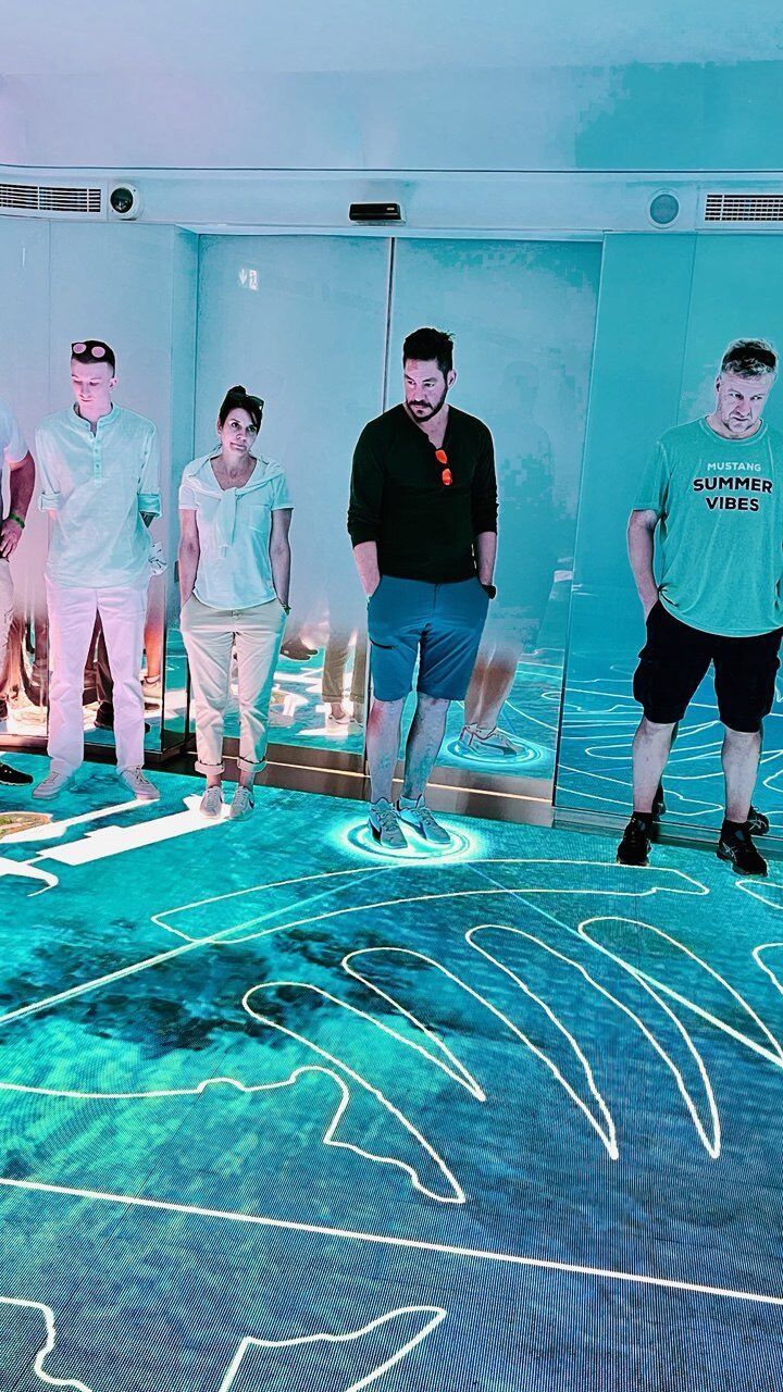 ChatGPT said: Digitale Präsentation vor der Auffahrt zur Aussichtsplattform – interaktives Erlebnis für Besucher im The Palm Tower, Dubai, beliebtes Touristenziel in den VAE.