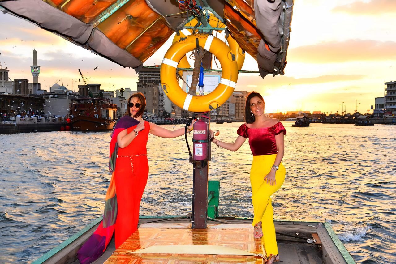 ChatGPT said: ChatGPT said: Der Sonnenuntergang auf dem Abra über den Dubai Creek zwischen den ältesten Stadtteilen Dubais – authentisches Erlebnis, traditionelle Atmosphäre und ein beliebtes Highlight für Besucher, die das historische Dubai entdecken möchten