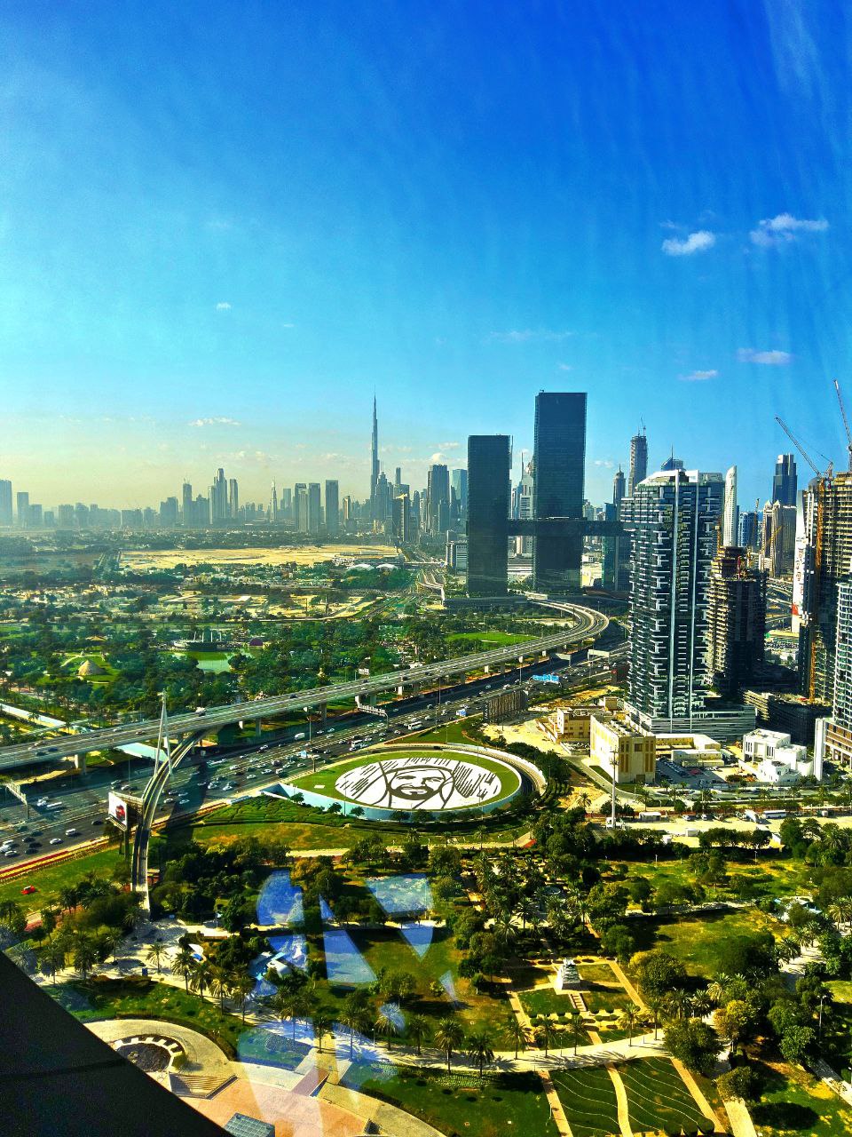 „Das moderne Dubai entlang der Sheikh Zayed Road mit beeindruckenden Wolkenkratzern und dem Burj Khalifa.“