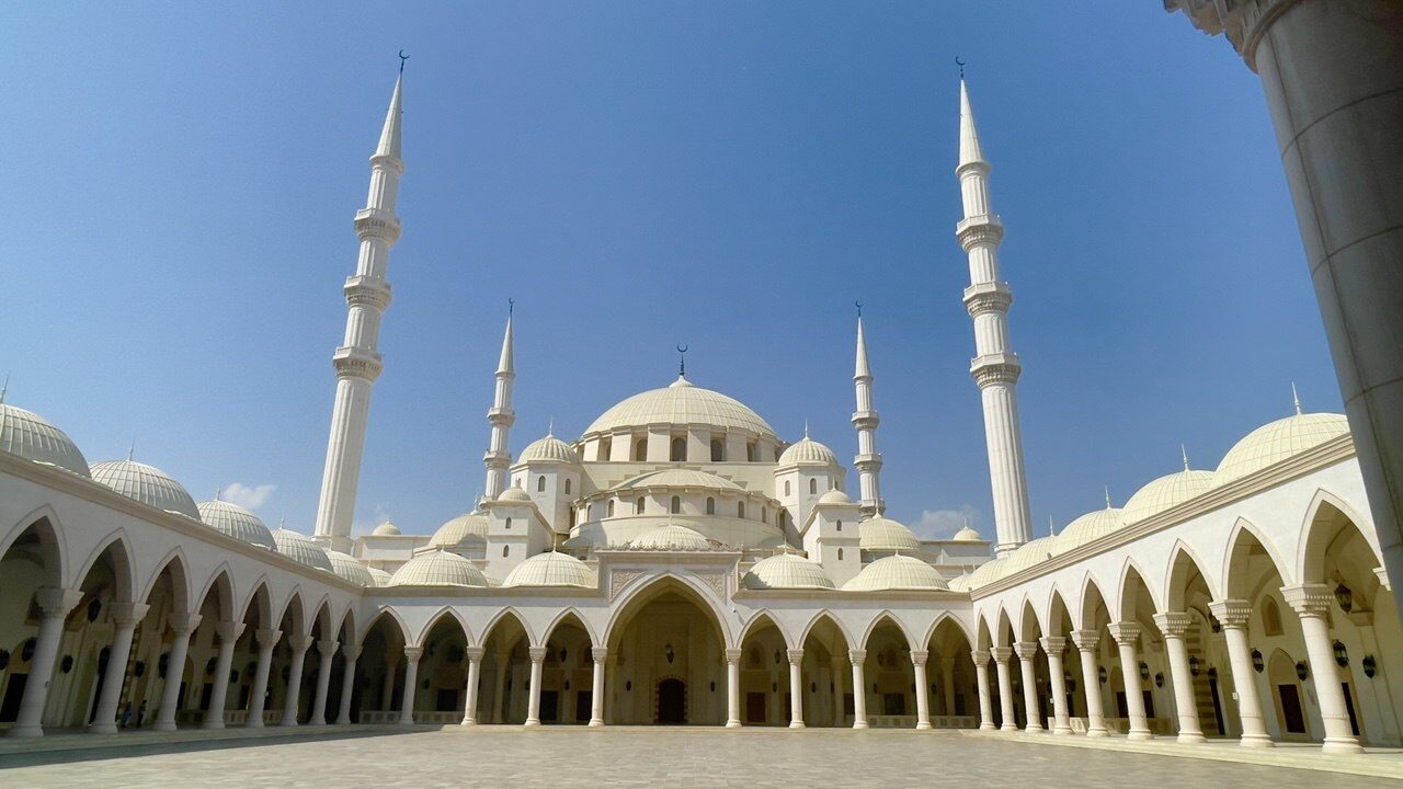 ChatGPT said: Scheich-Zayed-Moschee in Fujairah – zweitgrößte Moschee der VAE im osmanischen Stil, bekanntes religiöses und touristisches Highlight in Fujairah.