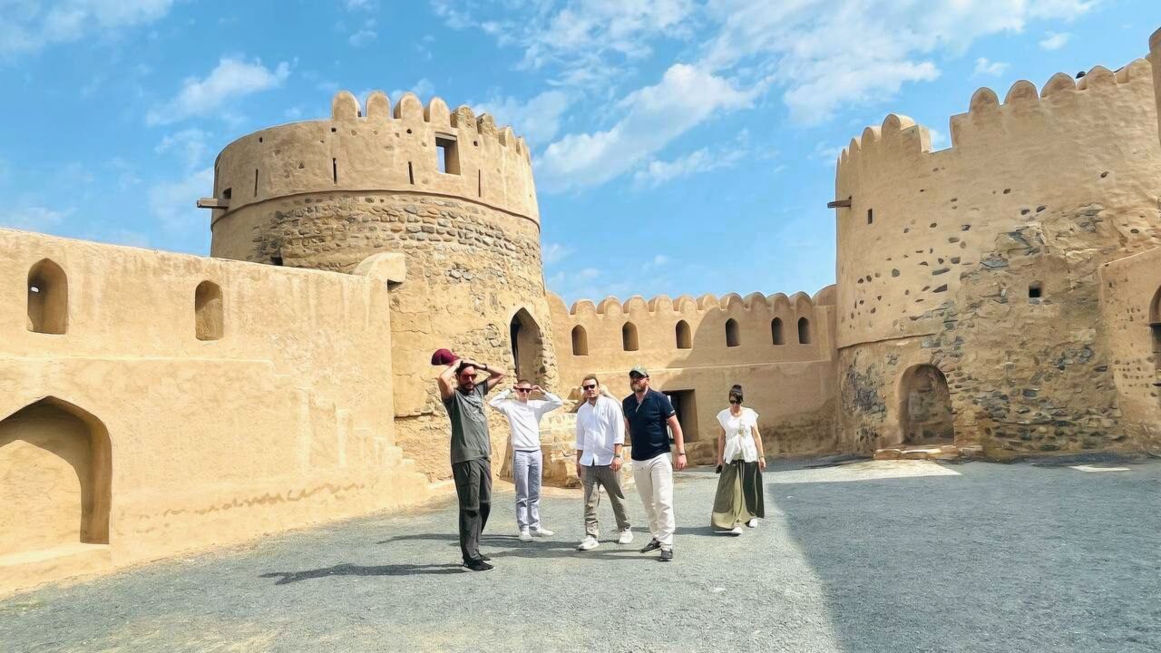 Bild aus dem Inneren der ältesten Festung in Fujairah – Residenz des Herrschers mit Panoramablick über die Stadt, beliebtes historisches und touristisches Ziel in den VAE.
