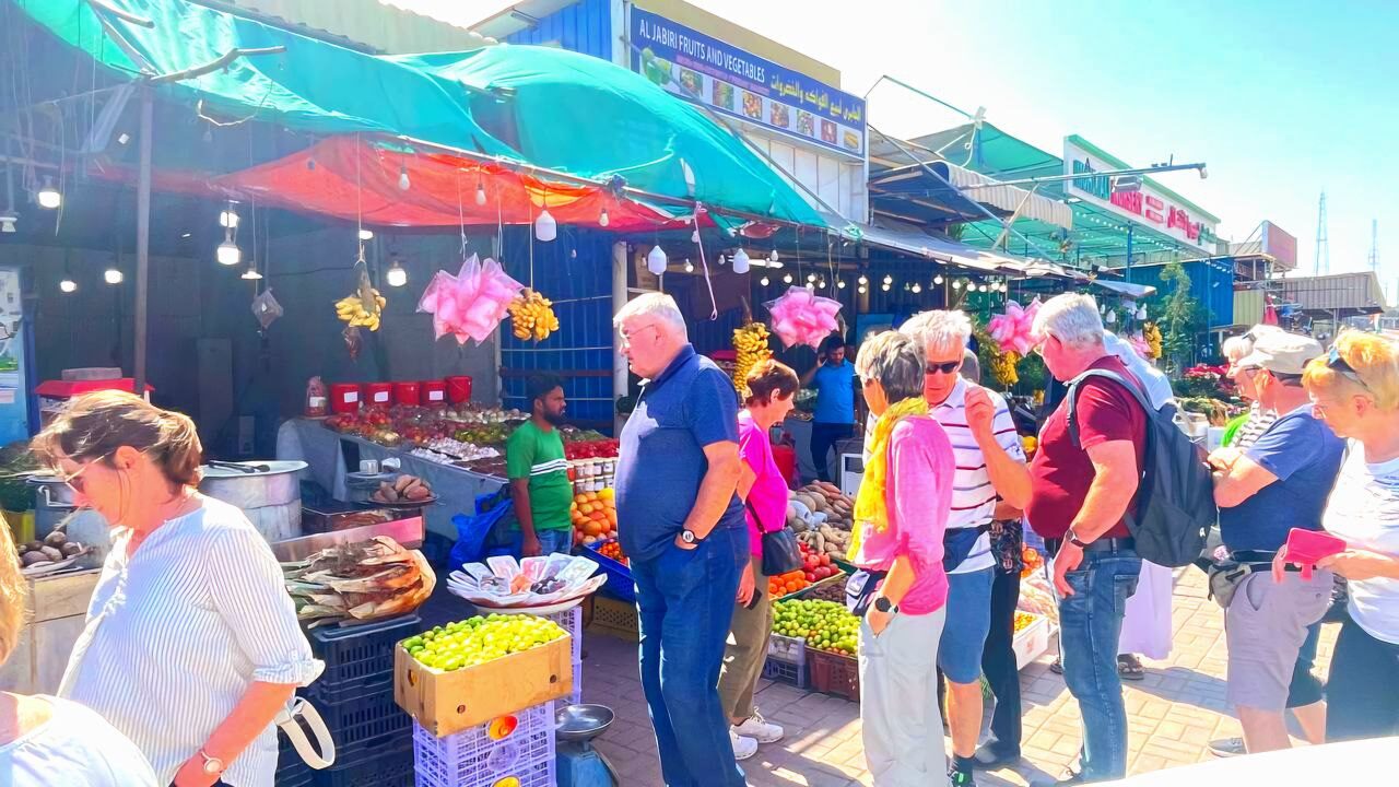 Masafi Markt – gelegen zwischen Fujairah und Ras Al Khaimah in den Hadschar-Bergen, beliebter Treffpunkt für Einheimische und Touristen in den VAE, bekannt für Souvenirs, Lebensmittel und lokale Handwerkskunst.