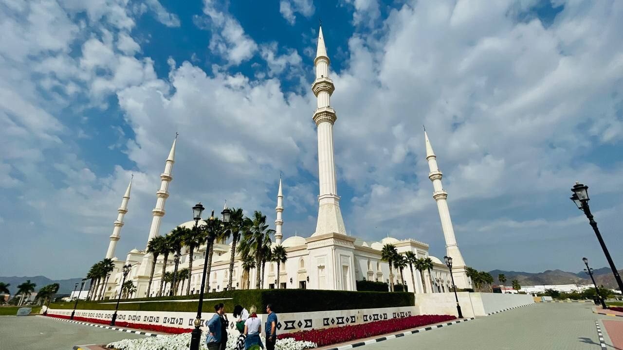 ChatGPT said: Außengarten der Scheich-Zayed-Moschee in Fujairah – wunderschöner Garten rund um die zweitgrößte Moschee der VAE, beliebtes Fotomotiv und Touristenziel.