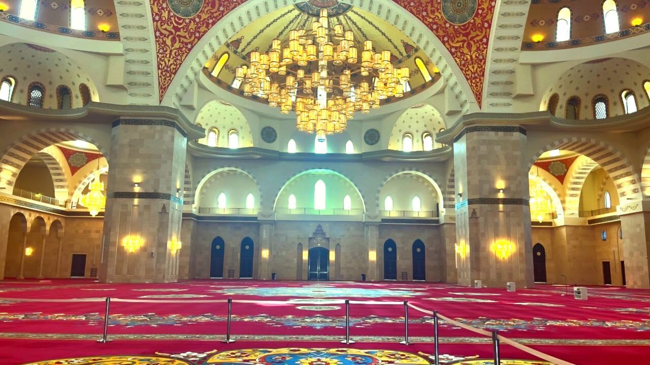 Gebetshalle der Scheich-Zayed-Moschee in Fujairah – mit Teppich aus Belgien und neun prächtigen Kronleuchtern, bedeutendes religiöses und touristisches Highlight in den VAE für Besucher und Fotografie.