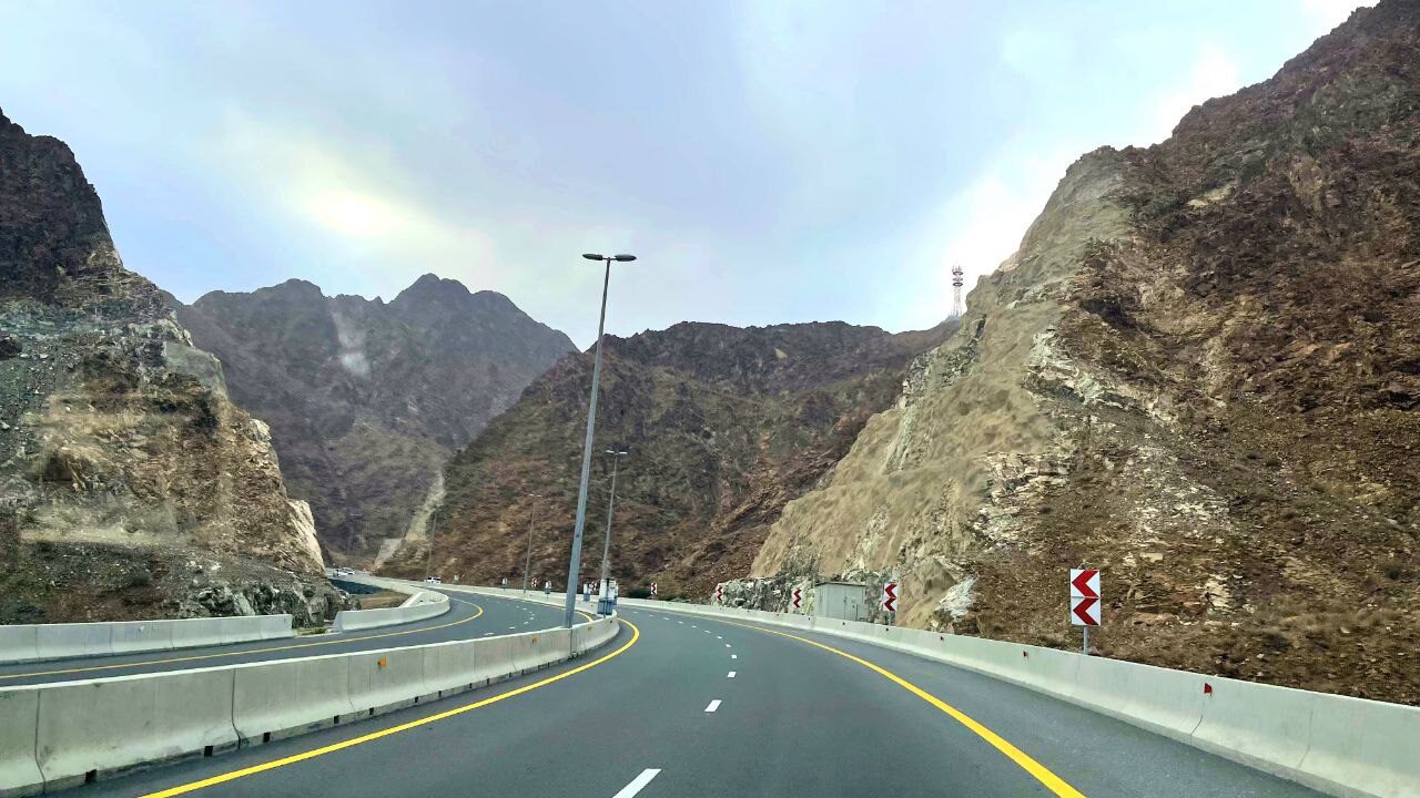Hadschar-Gebirge in Fujairah – beeindruckende Berglandschaft und Naturwunder der VAE.