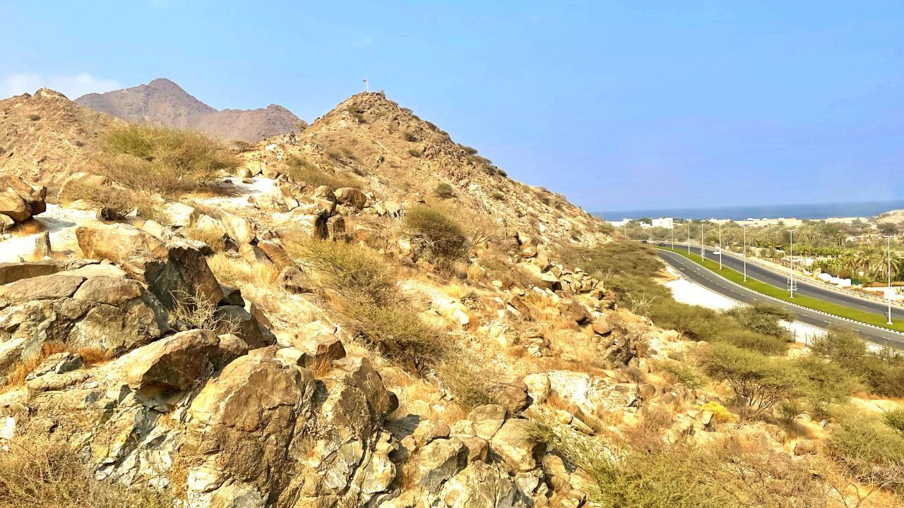 Hadschar-Gebirge – erstreckt sich bis nach Oman und bildet eine zauberhafte Landschaft in Fujairah, VAE, beliebtes Ziel für Naturtourismus, Wandern und Fotografie.