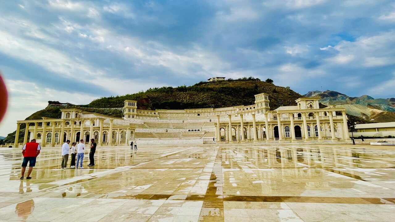 Amphitheater in Khorfakkan – historisches Freilufttheater mit Blick auf den Golf von Oman, beliebtes Touristenziel in den VAE.