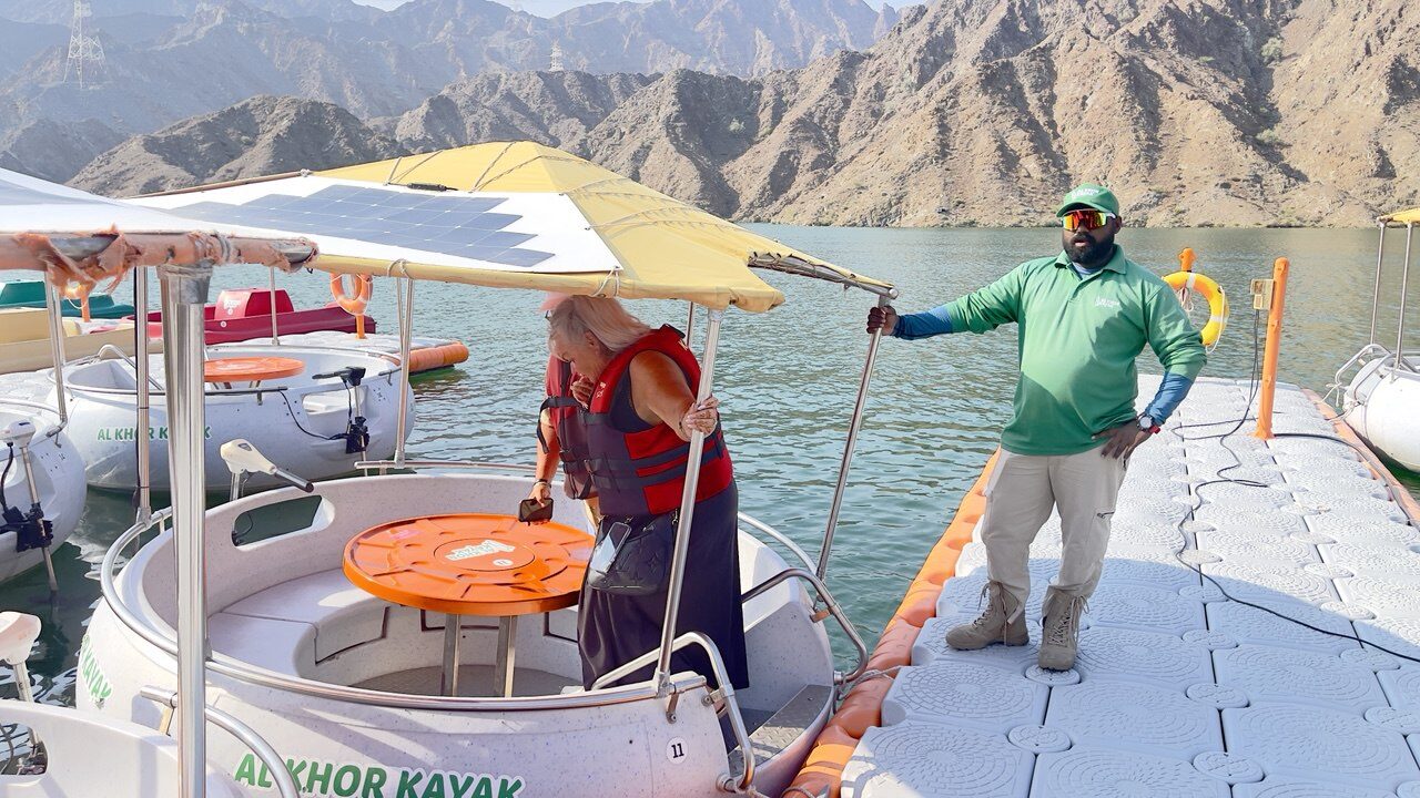 Bootsfahrt am Al Rafisah Staudamm – entdecken Sie die zauberhafte Natur der Hadschar-Berge in Fujairah, VAE, beliebtes Touristenziel für Outdoor-Aktivitäten, Sightseeing und Naturfotografie.