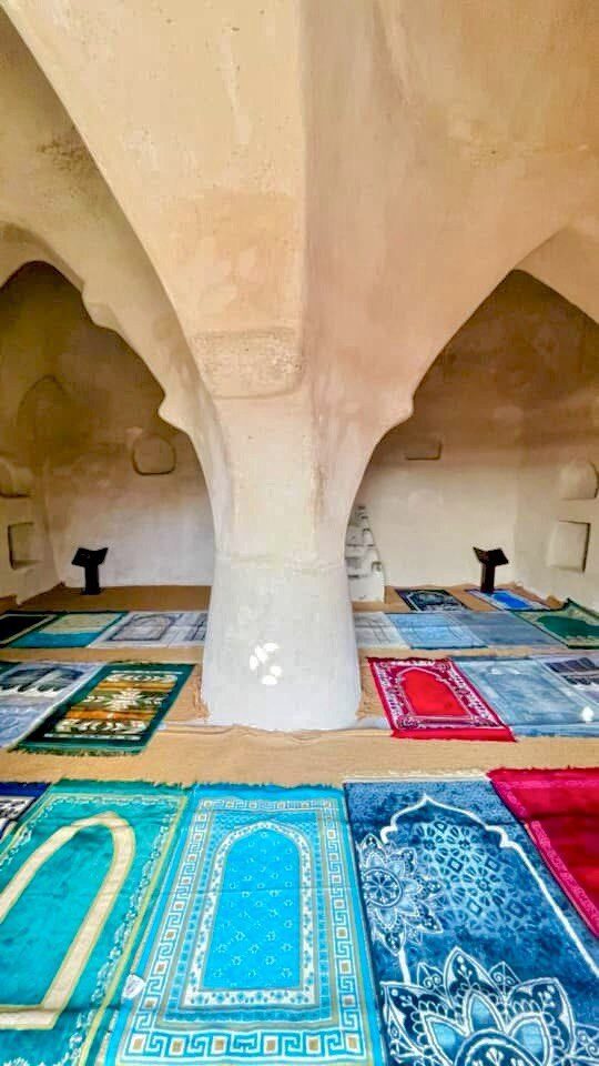 Gebetsraum der Al-Badiyah-Moschee – 53 m², noch aktiv für Gebete, mit einem einzigen tragenden Säulenstützdach – historische Moschee in Fujairah, VAE.