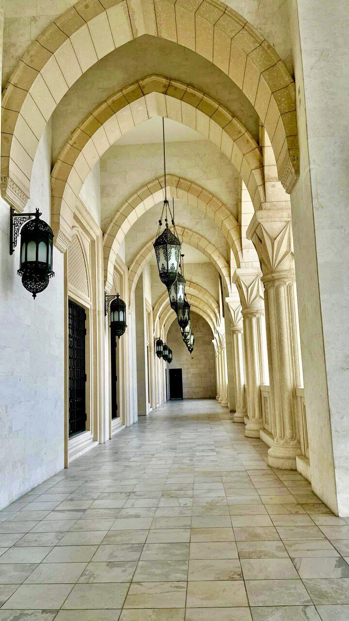 Arkade der Scheich-Zayed-Moschee in Fujairah – kunstvoll dekoriert mit Laternen, beeindruckende Architektur und beliebtes Fotomotiv in den VAE.