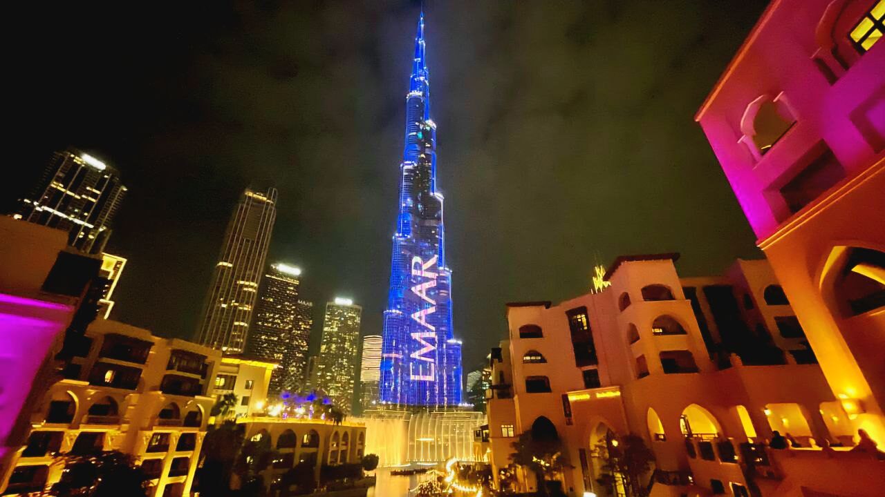 Burj Khalifa – das höchste Gebäude der Welt im Dubai Downtown, mit den höchsten Aussichtsplattformen weltweit, beliebtes Touristenziel und ikonisches Wahrzeichen in den VAE.