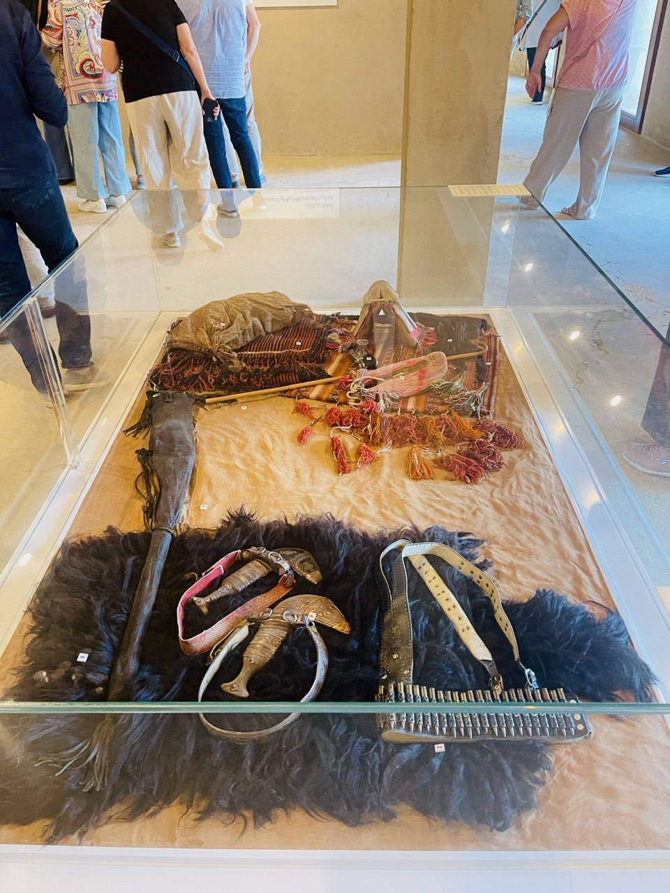 Persönliche Gegenstände des Reisenden Wilfred Thesiger – während seines Aufenthalts in Al Ain im eigenen Ausstellungsbereich im Al Jahili Fort zu sehen, historisches Highlight und beliebtes Touristenziel in den VAE.