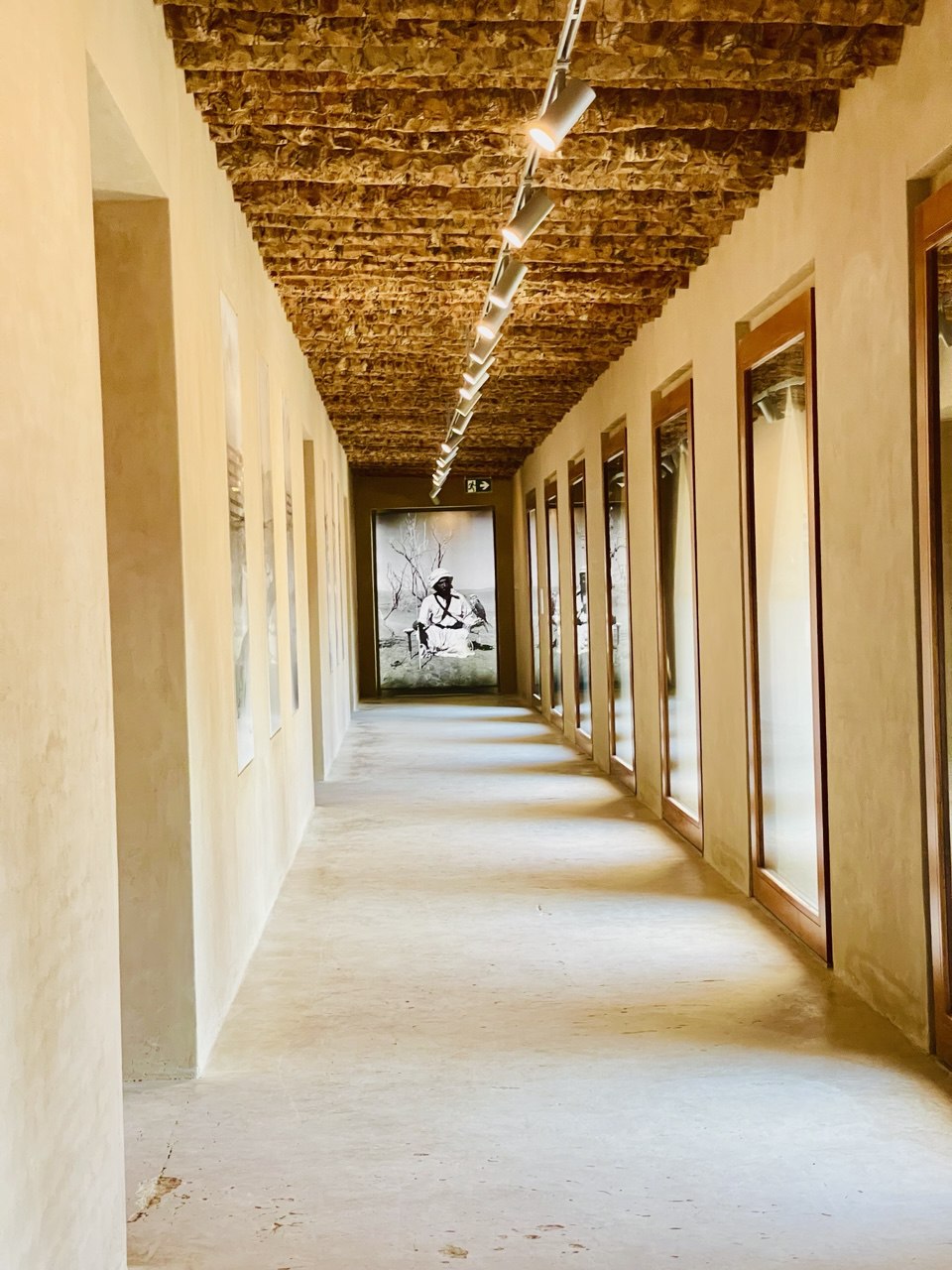 Foto von Sheikh Zayed – ausgestellt in der Mubarak Bin London Ausstellung im Al Jahili Fort, historisches Highlight und beliebtes Touristenziel in Al Ain, VAE.