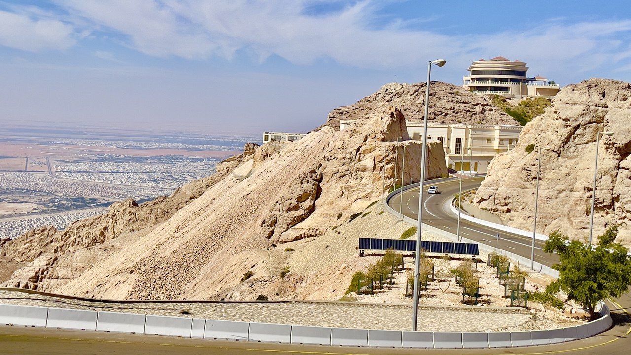 Haus eines Mitglieds der Herrscherfamilie auf dem Jebel Hafit in Al Ain – historisches Anwesen und beliebtes Touristenziel in den VAE.