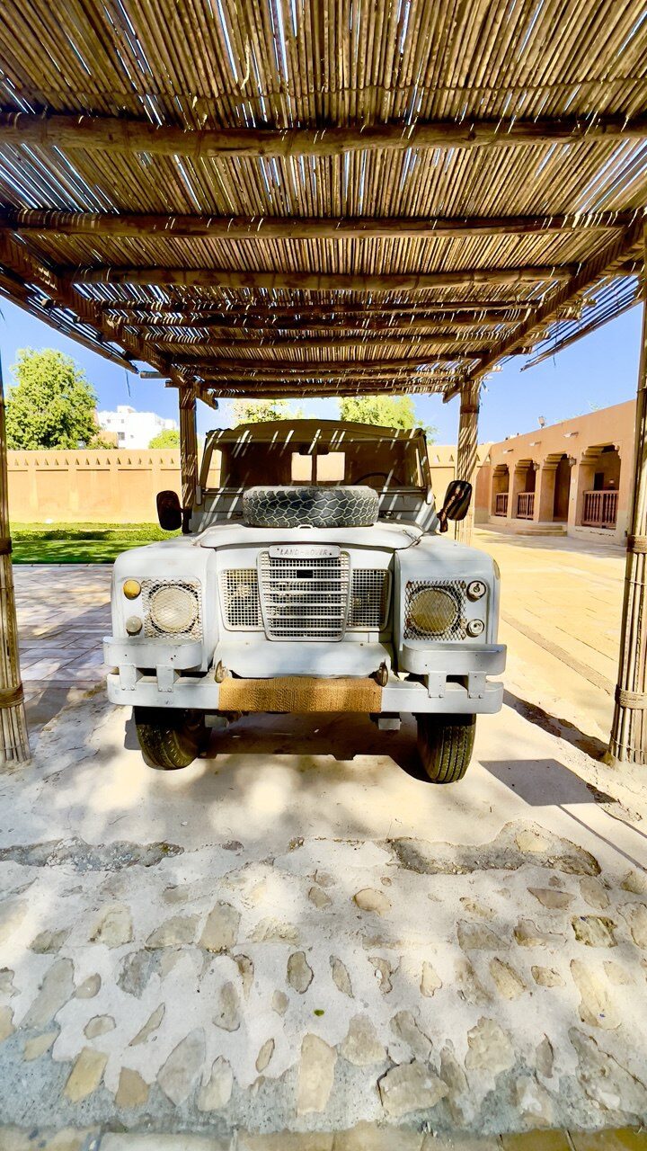 Im Innenhof des Palastes steht ein „Land Rover“ – Modell, das der verstorbene Herrscher für Besuche bei den Bürgern nutzte, historisches Exponat und beliebtes Touristenziel in den VAE.