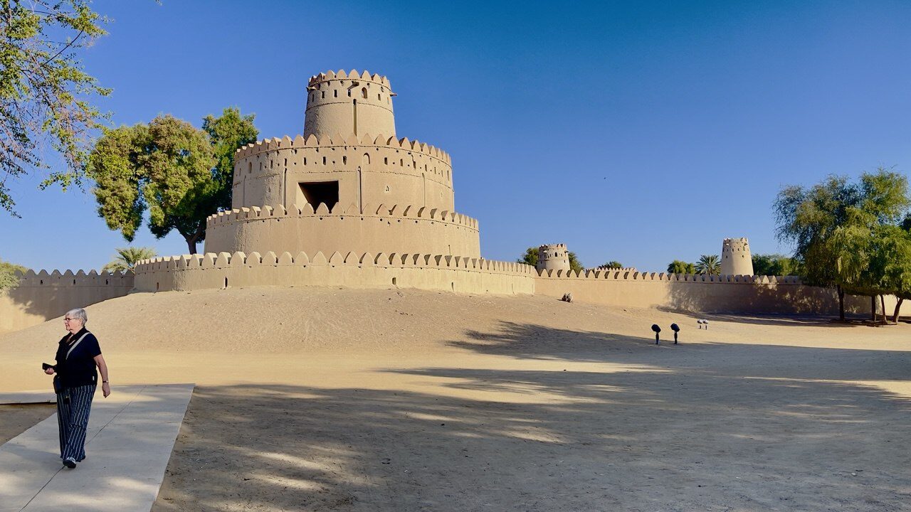 Der runde Turm – separater Turm im Nordwesten des Al Jahili Forts, vierstöckig, mit traditioneller Architektur inspiriert von alten Verteidigungsanlagen in Al Ain, historisches Wahrzeichen und beliebtes Touristenziel in den VAE.