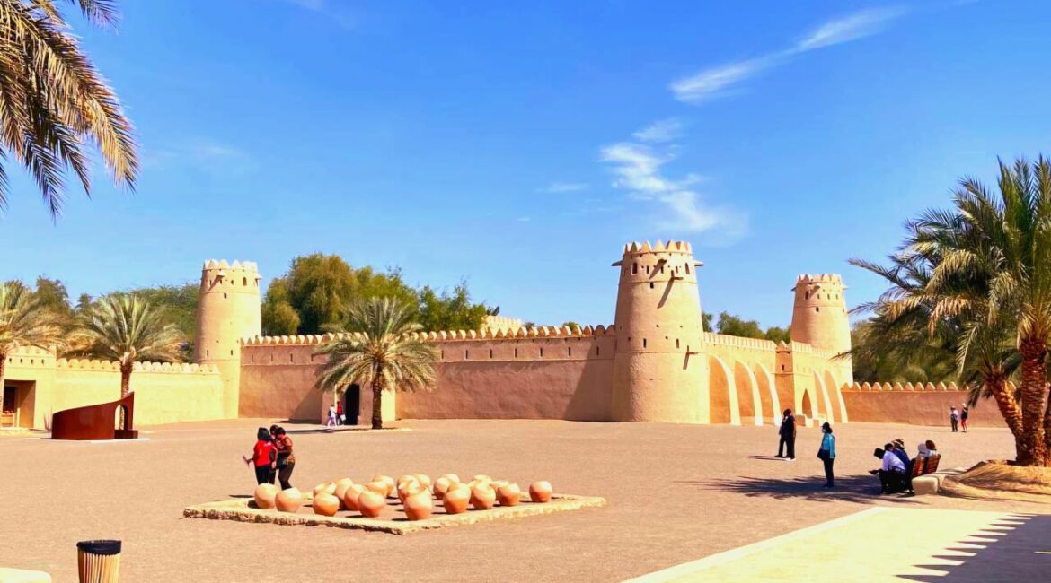 Al Jahili Fort – Eine Der Größten Lehmziegel-Festungen In Al Ain, Historisches Wahrzeichen Der Vae, Ehemaliger Sommersitz Der Herrscherfamilie Und Symbol Für Stabilität Unter Sheikh Zayed I., Beliebtes Touristenziel.