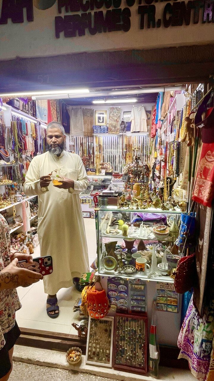 Ein Geschäft für Parfüms, Antiquitäten und Souvenirs im Souk Al Arsah im Viertel Heart of Sharjah
