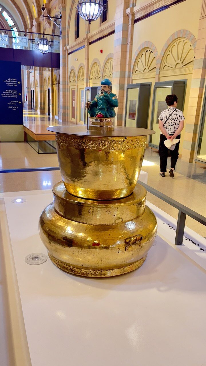 „Das im Museum für Islamische Zivilisation in Sharjah ausgestellte Objekt ist höchstwahrscheinlich ein Modell einer Wasseruhr von Al-Dschazarī oder ein anderes astronomisches Instrument.“