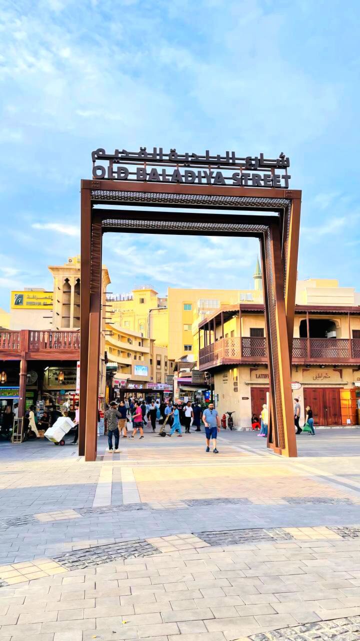 Tor zum Gewürz- und Gold-Souk in Deira, Altes Dubai – erkunden Sie die historischen Märkte bei einer privaten Tour mit Your Dubai Guides, beliebtes Touristenziel in den VAE.