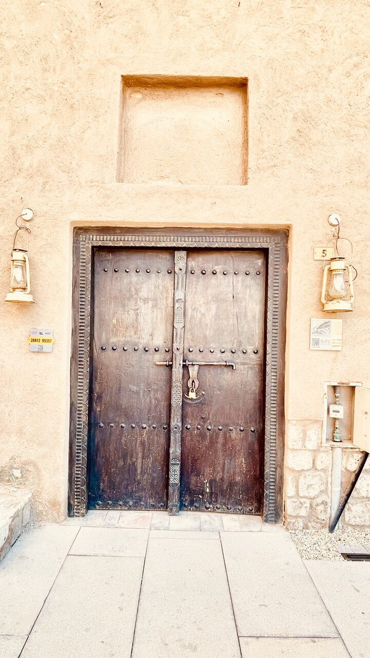 Teakholz-Tür in einem historischen Haus eines der reichsten Händler Dubais aus der Zeit des Perlenhandels – kulturelles Erbe und beliebtes Touristenziel in Dubai, VAE.