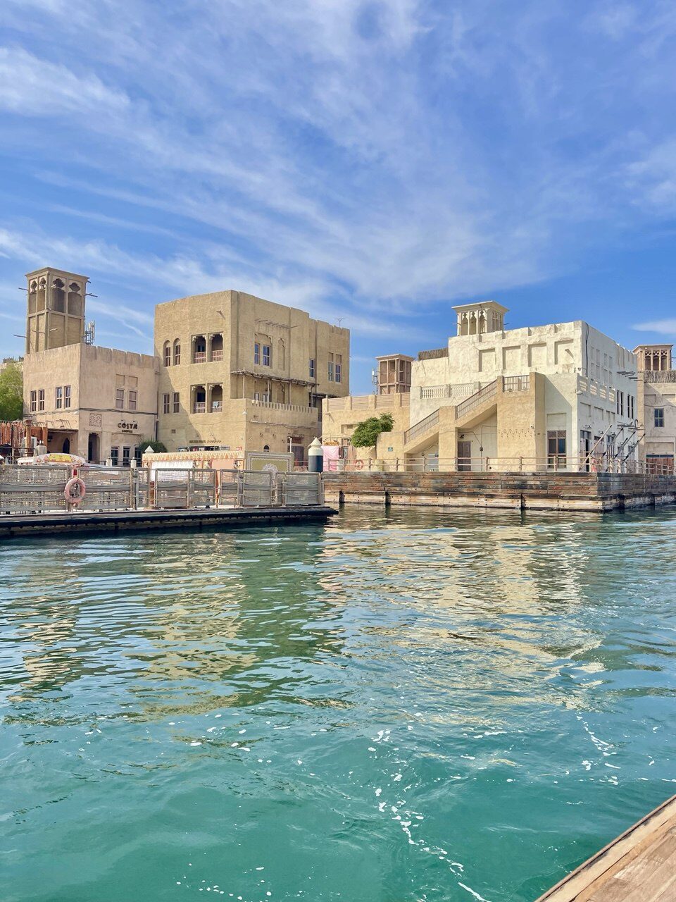 Al Seef – modernes, offenes Einkaufszentrum am Dubai Creek im Mix aus traditionellem und modernem Stil, beliebtes Touristenziel in Dubai, VAE.