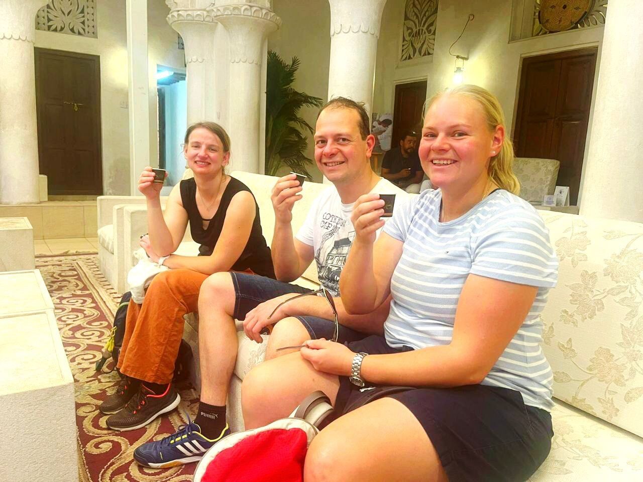 Kaffee trinken in einem traditionellen Gasthaus im alten Viertel Bastakiya, Dubai.