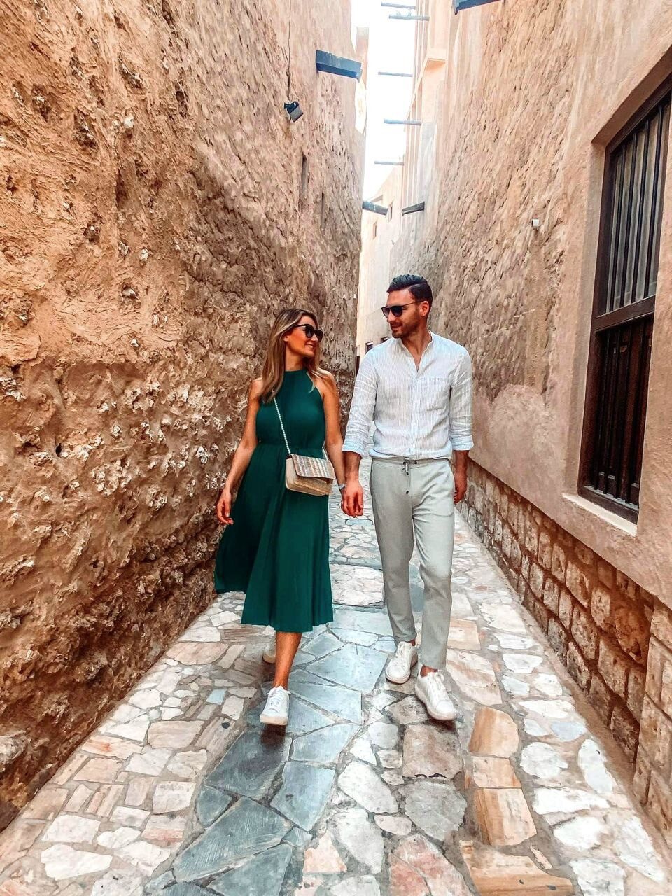 ChatGPT said: Besuchen Sie das älteste Viertel Dubais – historische Häuser der Perlenhändler aus Korallenstein und Gips, enge Gassen, authentisches Kulturerlebnis und beliebtes Touristenziel in den VAE.