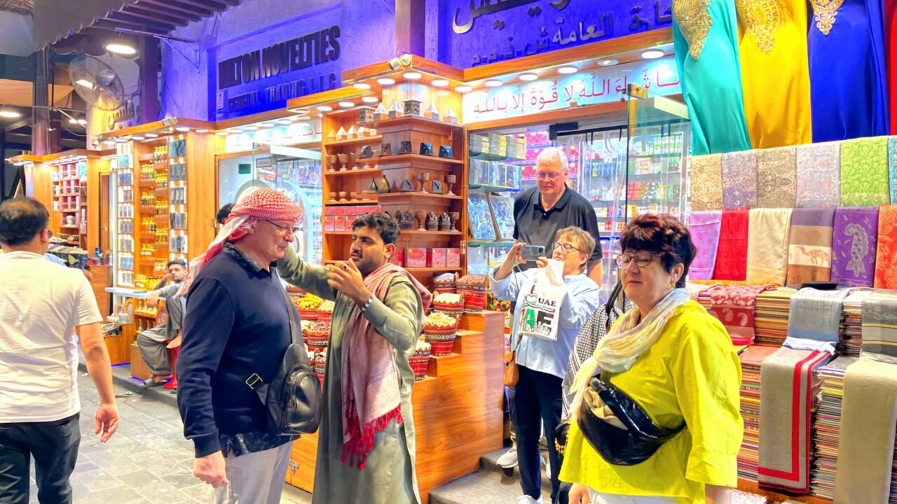 Ein Spaßmoment mit einem Deutschen im Gewürzmarkt in Dubai während eines privaten Ausflugs mit Your Dubai Guides – authentisches Erlebnis und beliebtes Highlight für Touristen.