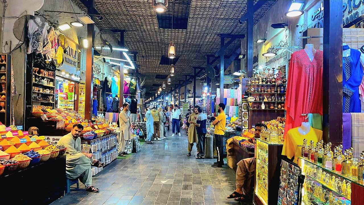 Gewürzmarkt in Dubai – bekannt für Safran, frische Gewürze und hochwertige Waren in den engen Gassen und Straßen, beliebtes Touristenziel und kulturelles Highlight der VAE.