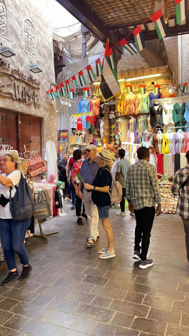 Der älteste Souk in Dubai – der Stoffmarkt, wo Tradition auf Geschichte trifft. Beliebtes Touristenziel für Kultur, Shopping und authentische Eindrücke in Dubai.