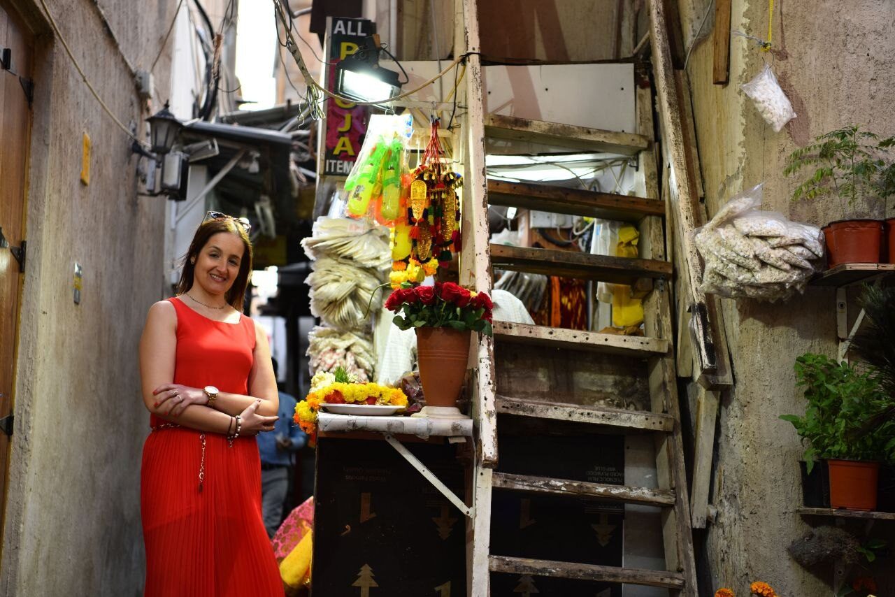 Eine Deutsche in den engen Gassen des alten Dubai, heute geprägt von der lebendigen indischen Gemeinschaft – authentisches Kulturerlebnis und beliebtes Touristenziel in Dubai.