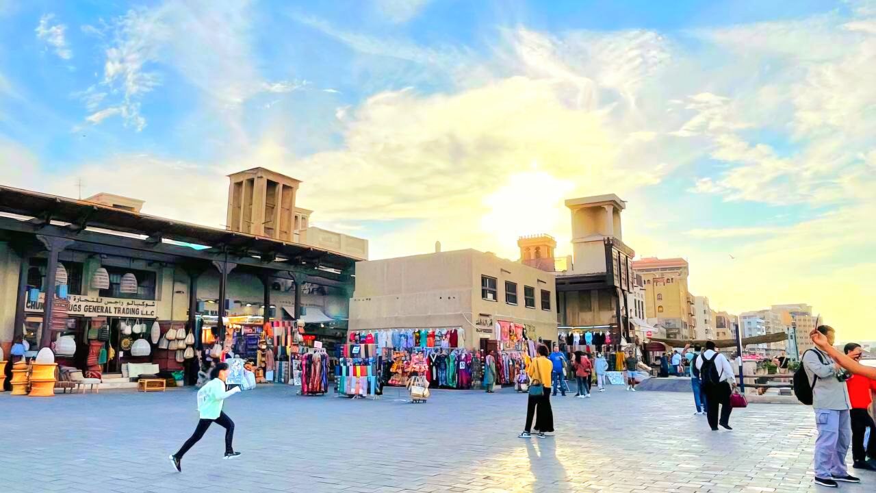 Stoffmarkt am Dubai Creek – traditioneller Markt mit großer Stoffauswahl, beliebtes Ziel für Touristen und Kulturinteressierte in Dubai.